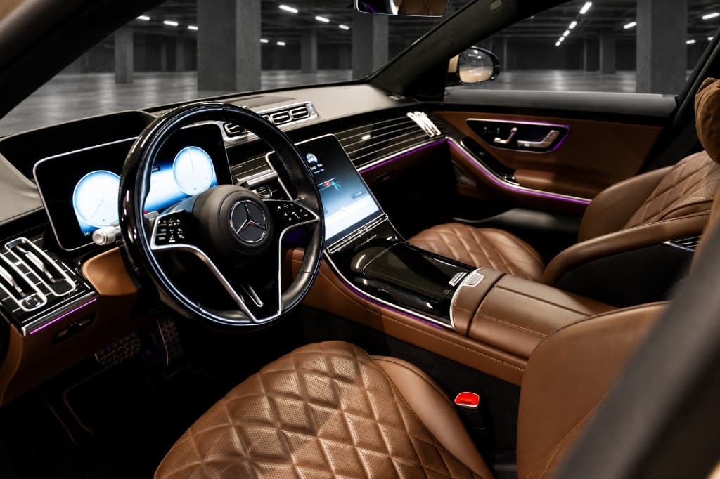 Cockpit of the Mercedes-Benz S-Class in cognac leather